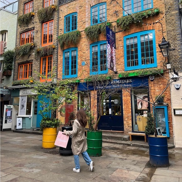 Meet your Posher, Mel ✨ - Picture 2 of 3